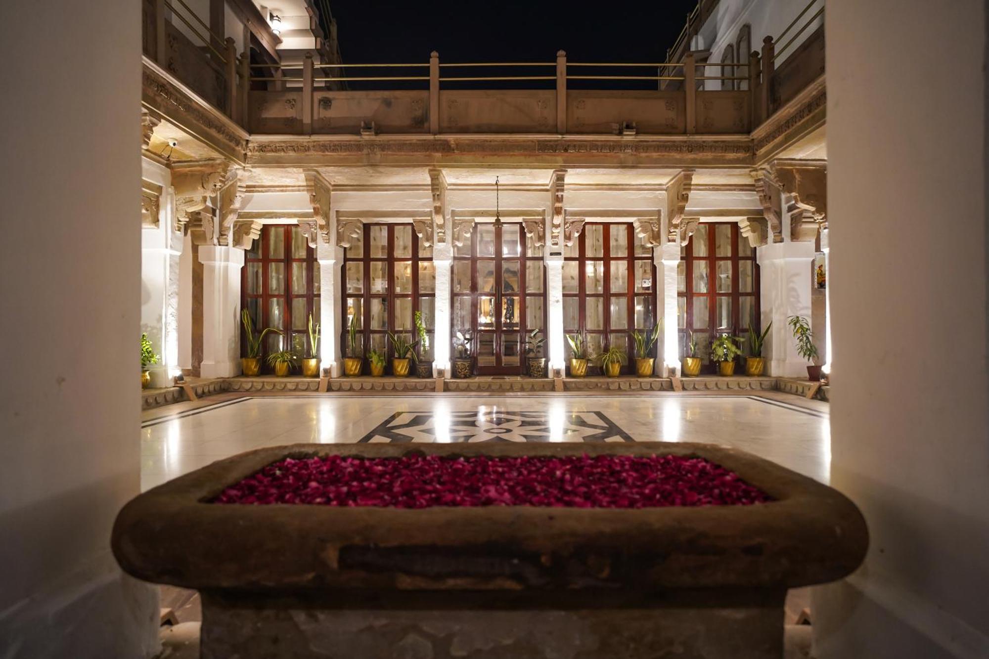 Отель Guleria Kothi At Ganges Варанаси Экстерьер фото
