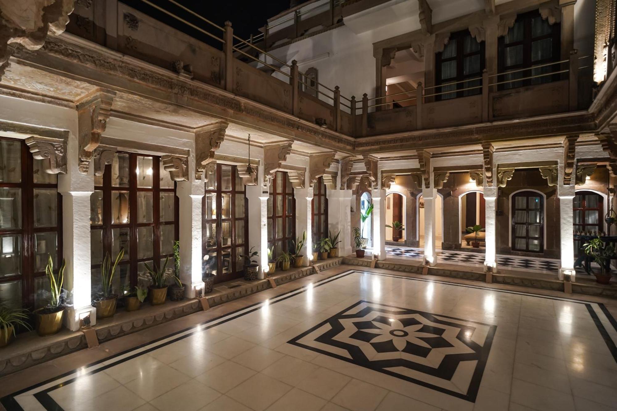 Отель Guleria Kothi At Ganges Варанаси Экстерьер фото